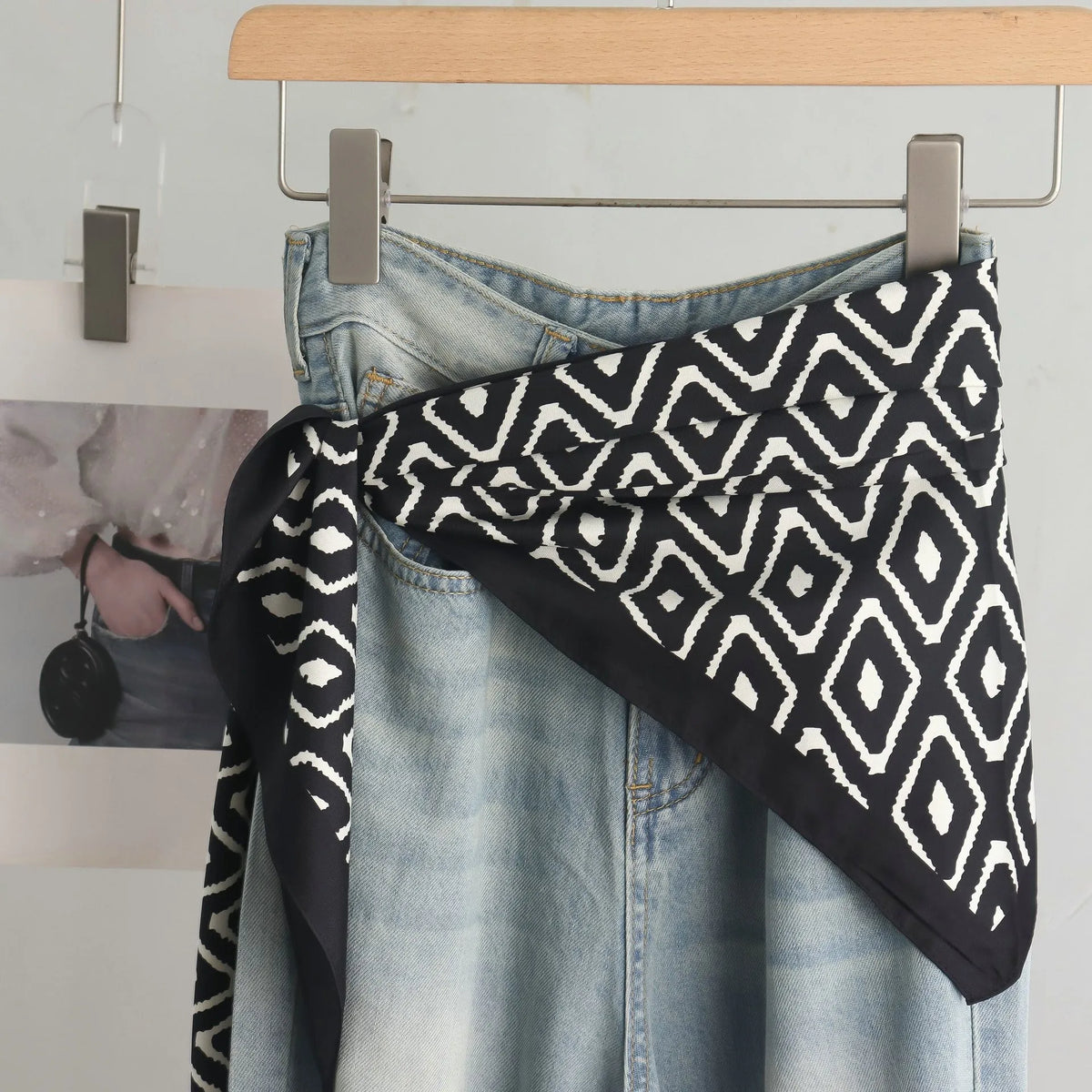 Foulard Triangle Femme Grand Format 140x65x65cm - JACKY Blanc et Noir 4
