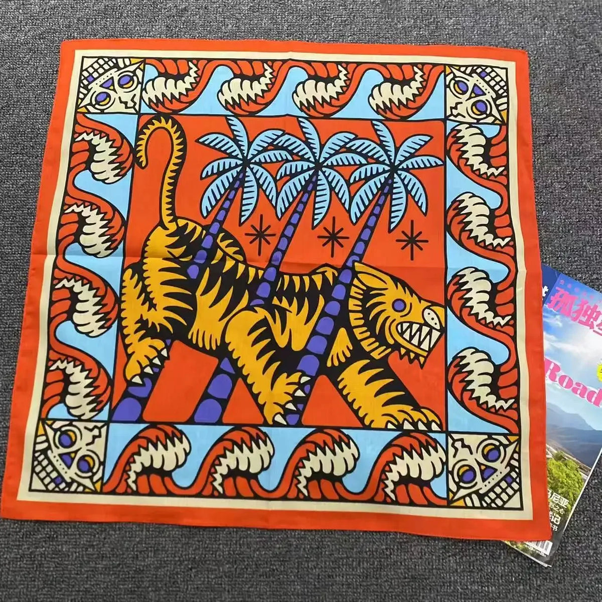 Carré Foulard Tigre Tropical - BENGALE